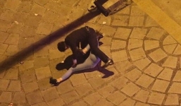 Đánh bạn gái trên phố, thanh niên bỏ chạy khi bị đàn anh dạy bảo