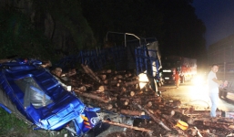 Xe tải đâm vào vách núi đèo Bảo Lộc, cabin bị hất văng