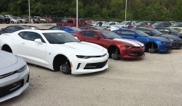 Toàn bộ bánh xe của 48 chiếc Chevrolet đã biến mất trong 1 đêm