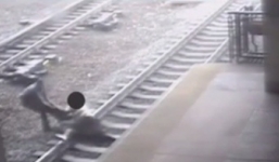 Video: Thót tim cảnh sát cứu người ngay trước mũi tàu hỏa