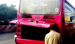 Xe khách bốc cháy, hành khách hoảng loạn giẫm lên nhau lao ra ngoài