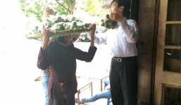 Xót xa hình ảnh cụ bà đội cả mẹt chanh nặng bán rong ruổi khắp Hà Nội