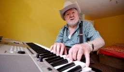 Đánh đàn piano thuần thục sau khi bị đột quỵ