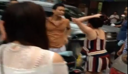 Va chạm giao thông, đôi nam nữ dùng 'võ mồm' dằn mặt đối thủ