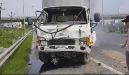 Xe tải bẹp đầu sau khi tông xe khách trên Đại lộ Thăng Long