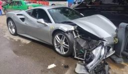 Tránh một chú chó, bộ đôi siêu xe bạc tỷ bị tông nát đầu