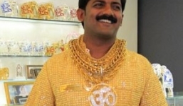 Triệu phú mặc áo dát vàng bị 12 kẻ lạ hành hung đến chết