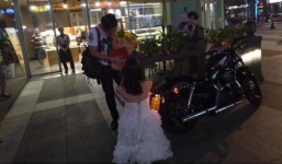 Video: Cô gái 'cưỡi' xe phân phối lớn, quỳ gối cầu hôn bạn trai giữa phố