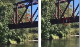 Video mẹ thản nhiên nhìn con trai 4 tuổi bị ném xuống sông gây phẫn nộ