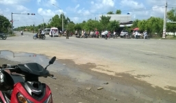 Xe cứu thương vượt đèn đỏ húc bay người đi xe máy