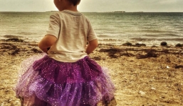 Chia sẻ của người mẹ Mỹ cho con trai 3 tuổi mặc váy gây 'bão mạng'