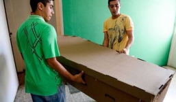 Dân Venezuela phải mai táng người thân bằng quan tài giấy
