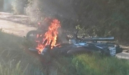 Mâu thuẫn, 2 vợ chồng 'đua' nhau đốt xe máy