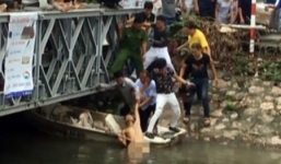 Nam thanh niên ngáo đá, trần truồng bơi trên sông Lừ