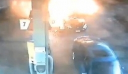 Tài xế lùi ô tô đâm cháy cây xăng, mẹ hốt hoảng giải cứu 2 con