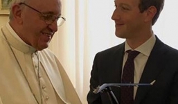 CEO Facebook tặng máy bay không người lái cho Giáo hoàng