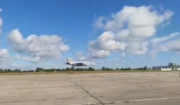 Thót tim cảnh phi công Su-25 Ukraine bay sát đường băng hơn 1m