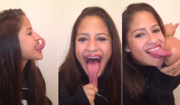 Xem cô gái có lưỡi dài kỷ lục liếm mắt, liếm tai, liếm cùi trỏ