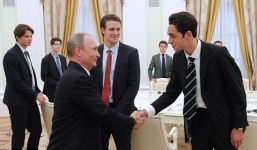 Tổng thống Putin bất ngờ gặp 11 nam sinh tại điện Kremlin