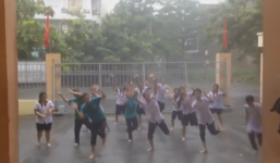 Màn Flashmod 'Bống bống bang bang' dưới mưa cực chất của học sinh cấp 3