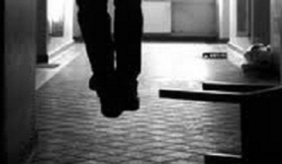 Hoảng hốt phát hiện anh trai chết trong tư thế treo cổ