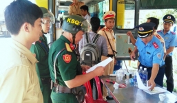 Bị CSGT 'hỏi thăm', tài xế xe tải quân đội cố thủ trong cabin 2 giờ