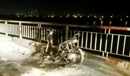 Nửa đêm, nam thanh niên đốt xe máy trên cầu Chương Dương