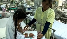 Sức khỏe bé gái 10 tuổi sau khi tách 'mai rùa' khỏi lưng