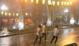 Hà nội đổ mưa, nhiều người trên phố đi bộ chạy mưa ra về