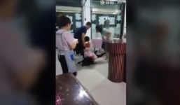 Video: Hai bà vợ rủ nhau đánh bồ nhí của chồng tơi tả