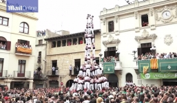 Video: Tháp người cao 4,5 m đổ sập, đám đông bên dưới nháo nhào