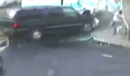 Xe jeep đâm trực diện xe bus, lao thẳng vào người đàn ông ven đường