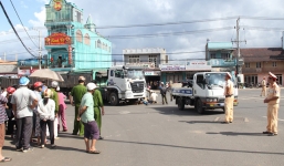 Tai nạn giao thông, người mẹ thất thần ôm thi thể con trai 6 tuổi