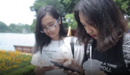 Người dân Hà Nội háo hức trải nghiệm Wi-Fi miễn phí quanh khu vực hồ Gươm