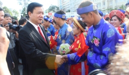 Bí thư Đinh La Thăng chúc phúc 100 đôi uyên ương