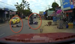 Video: Xe máy đi nhanh tông vào taxi, 4 người gặp nạn