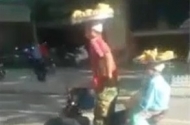 Video: Hai bố con đội mẹt bánh 'khủng' phóng xe vù vù