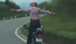 Nam thanh niên buông tay lái, đứng trên xe lao vun vút ở Hòa Bình