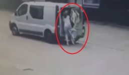 Video: Gái xinh đi xe đạp lao thẳng vào đuôi ô tô