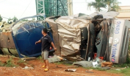 Tài xế ngủ gật, xe bồn tông vào trụ điện khiến 2 người bị mắc kẹt