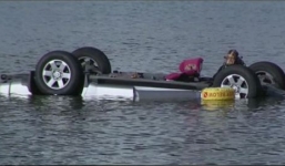 Xe bán tải mất lái, lao xuống sông với tốc độ 'tên lửa'