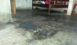 Bị bạn nhậu đuổi đánh, 2 thanh niên mang xăng đến nhà đốt