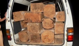 CSGT rượt đuổi như phim hành động truy bắt xe khách chở gỗ lậu 