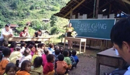 Hình ảnh lễ khai giảng của trẻ em vùng cao khiến nhiều người suy ngẫm