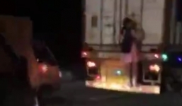 Nữ sinh bất chấp 'tử thần' bám đuôi container trên xa lộ