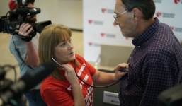 Trái tim bé trai 14 tuổi đã chết đập trong lồng ngực người lạ