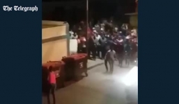 Video: Tổng thống Venezuela bị đám đông cầm gậy rượt vòng quanh phố