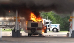 Cháy ô tô tại cây xăng do sạc điện thoại