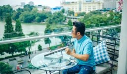 Giây phút thảnh thơi hiếm có của Bằng Kiều ngắm phố phường Hà Nội