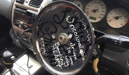 Hy hữu cảnh tài xế dùng chảo làm vô lăng